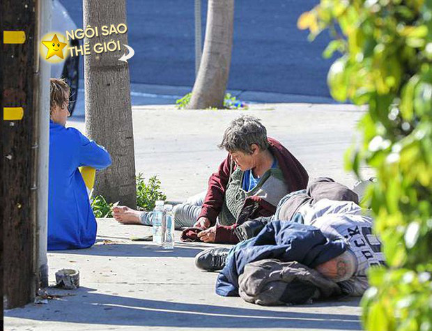 Justin Bieber nay đã khác: Siêu sao thế giới nằm ra giữa đường trò chuyện và giúp đỡ người vô gia cư - Ảnh 8.