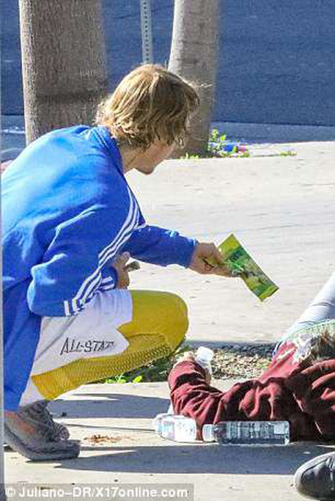 Justin Bieber nay đã khác: Siêu sao thế giới nằm ra giữa đường trò chuyện và giúp đỡ người vô gia cư - Ảnh 4.