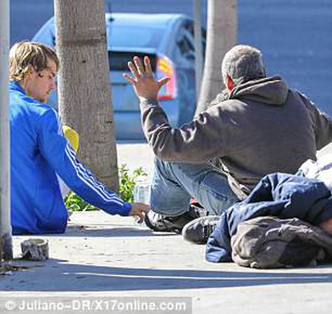 Justin Bieber nay đã khác: Siêu sao thế giới nằm ra giữa đường trò chuyện và giúp đỡ người vô gia cư - Ảnh 9.