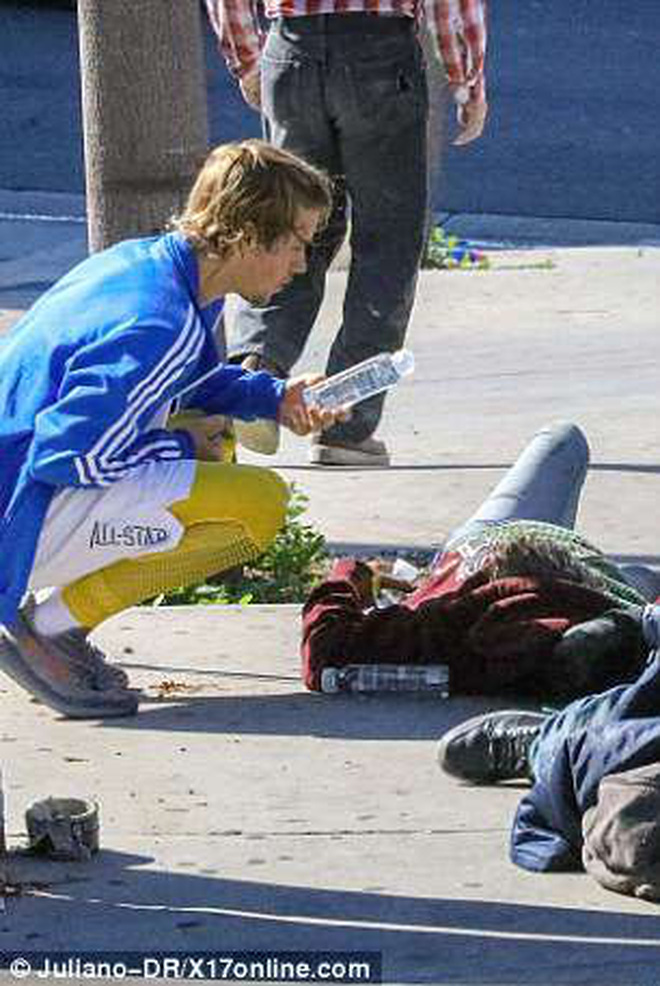 Justin Bieber nay đã khác: Siêu sao thế giới nằm ra giữa đường trò chuyện và giúp đỡ người vô gia cư - Ảnh 4.