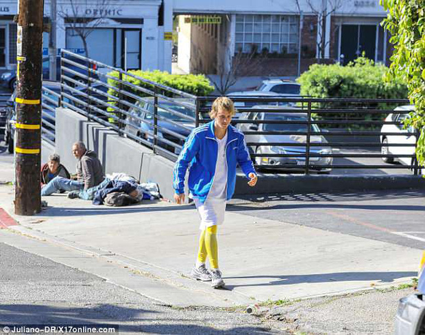 Justin Bieber nay đã khác: Siêu sao thế giới nằm ra giữa đường trò chuyện và giúp đỡ người vô gia cư - Ảnh 11.