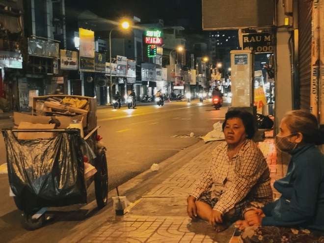 Những người 'không nhà' co ro lề đường trong đêm Sài Gòn trở lạnh 19 độ - ảnh 2