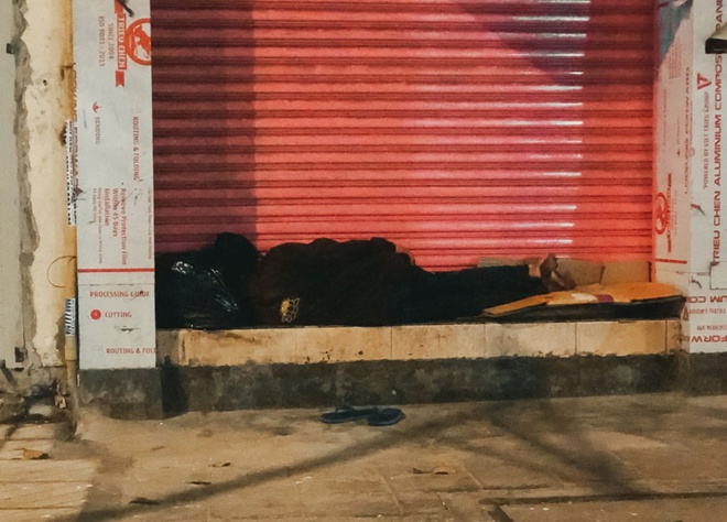 Những người 'không nhà' co ro lề đường trong đêm Sài Gòn trở lạnh 19 độ - ảnh 4