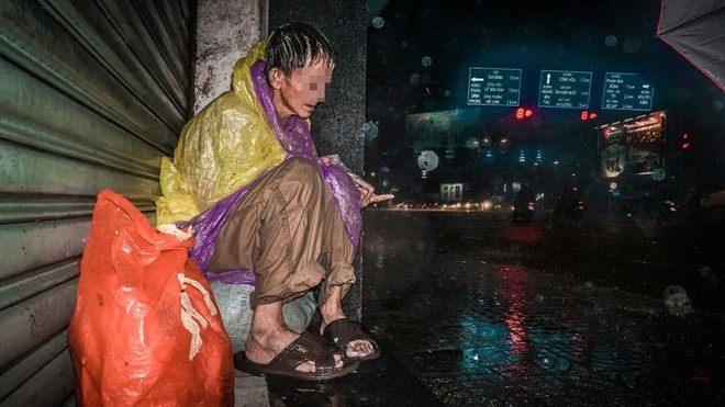 Hình ảnh những người vô gia cư co ro trong đêm mưa lạnh khiến nhiều người trẻ thương cảm /// Huỳnh Quang Huy